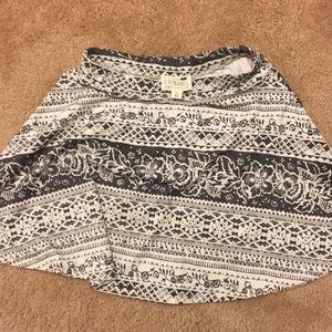 La hearts black and white primed skirt